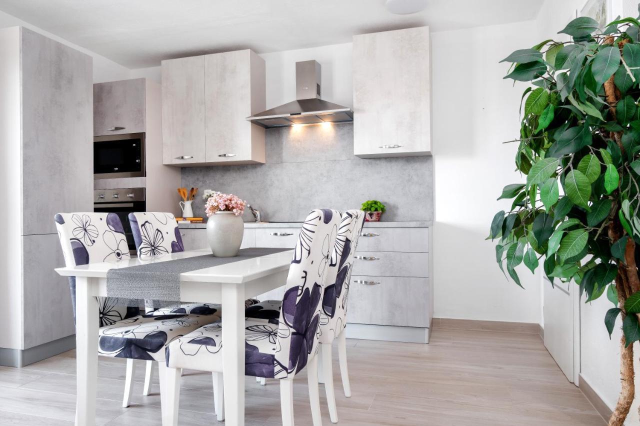 Apartments And Rooms Vuleta, Close To The Beach Makarska Exterior foto